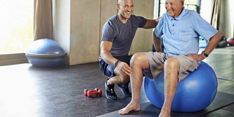 Тренировка равновесия для пожилых людей: советы по упражнениям для предотвращения падений