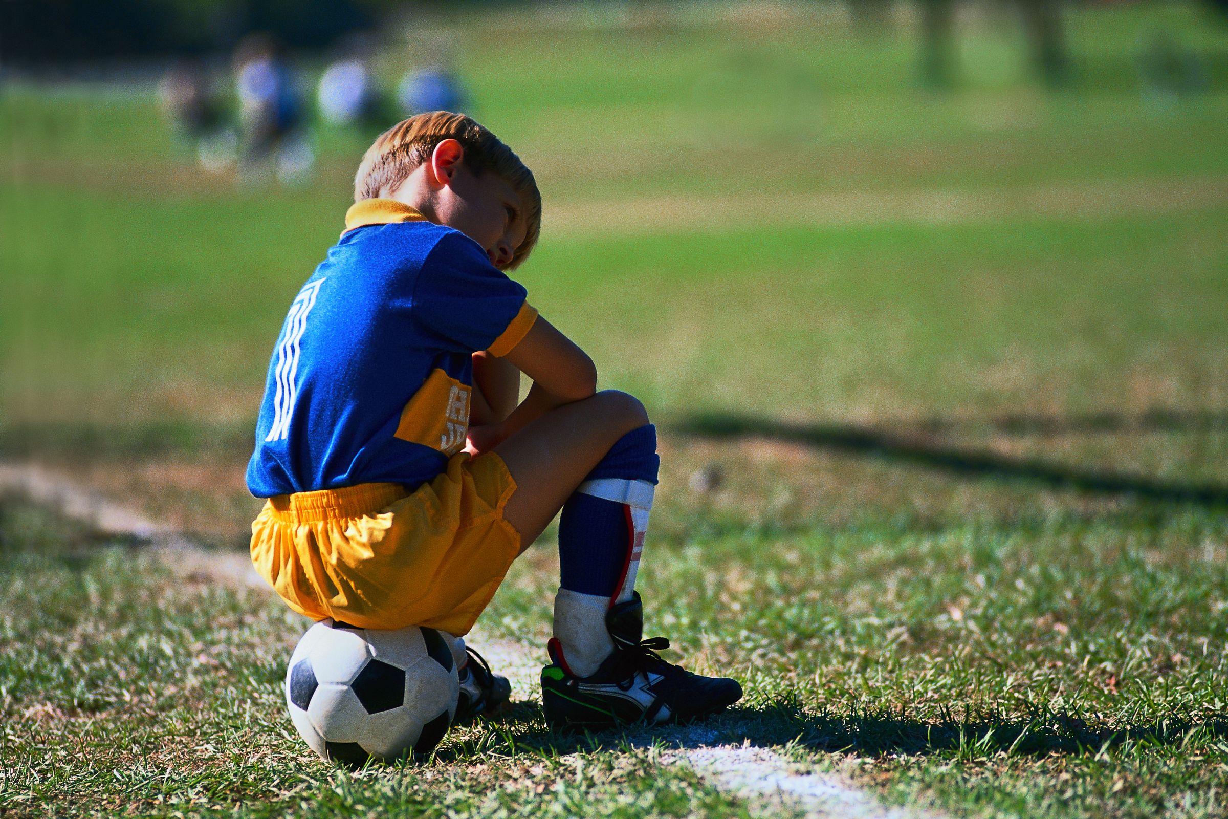 Почему нужно уметь играть в футбол мальчикам
